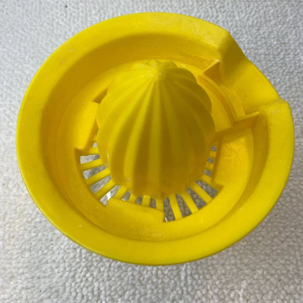Vintage‎ Manual Citrus Juicer Yellow Plastic Reamer with Clear Glass Jar